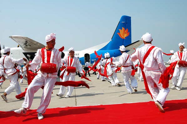 2009年8月，新舟60飞机投入幸：娇展驹擞